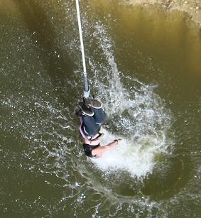 Saut à l'élastique Touché d'eau. Saut à l'élastique Touché d'eau.